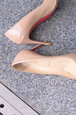 大长腿灰色喇叭裤美女