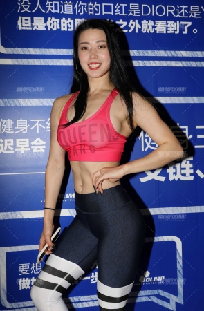 忙碌中的紧身裤美女