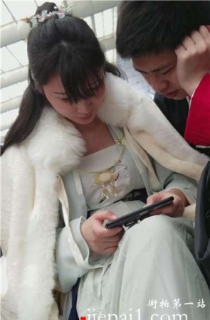 4k-候车室低头玩pad的霸气复古裙小仙女姐姐