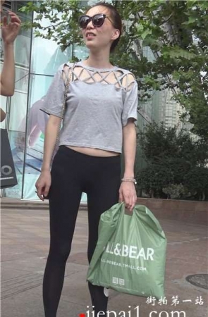 4k-紧身瑜伽裤耐克运动鞋的清纯墨镜女孩 [2.22 GB]