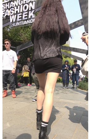 黑色包屯裙妹子