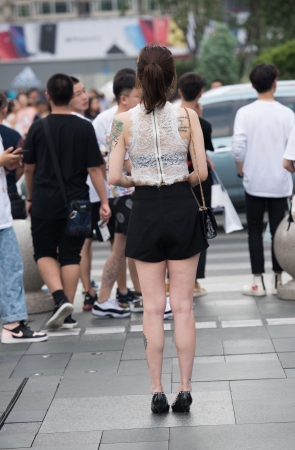 在等闺蜜小姐姐