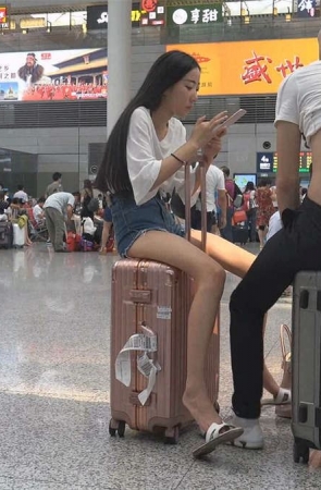 车站坐姿销魂的热裤美女