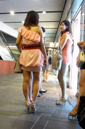 一群美女在一块说话