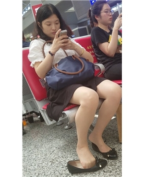 4k视频，气质丝足美腿姐姐悄悄晾脚