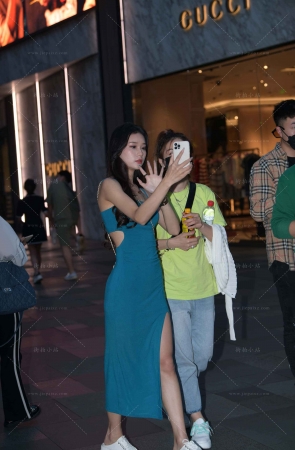 夜拍蓝色开衩裙小姐姐