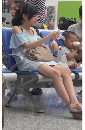 带娃的少妇美足