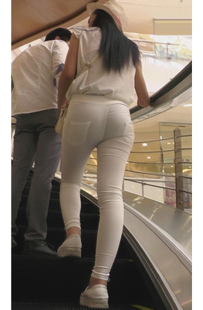 戴着帽子的极品紧身白裤美女