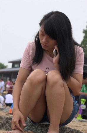 粉T恤牛仔热裤小姐姐