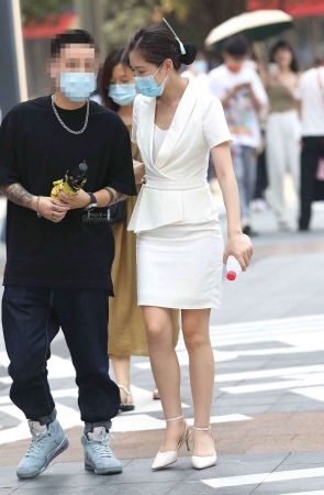 诱惑街拍肉丝高跟shaofu