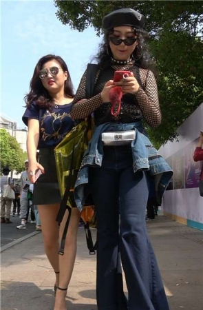 4k-街拍极品性感皮裙女神外加打扮浮夸的高挑少F [1.44 GB]