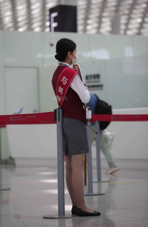 【街拍心灵】机场地勤街拍灰丝制服美腿在工作