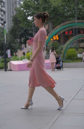 一始街拍作品 长裙美女