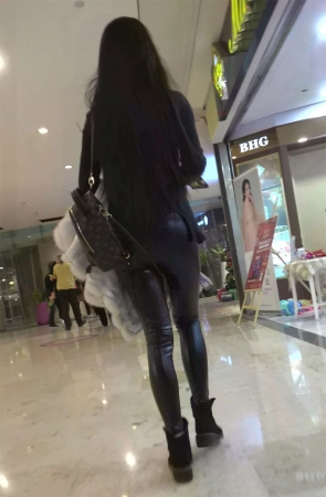 黑色毛衣紧身皮裤街拍美臀MM