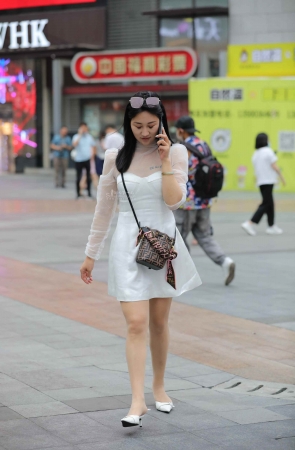 喜欢穿肉 丝高 跟的少fu逛街