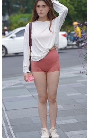 紧身高腰短裤骆驼趾月牙美女(1443P)[16.2G/JPG]