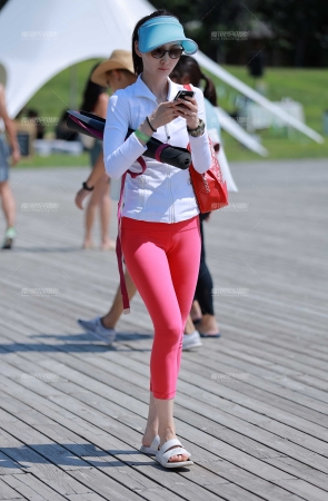 第1545篇红色紧身美女