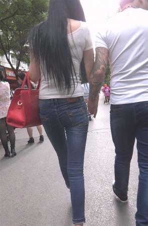 蓝色牛仔裤美女