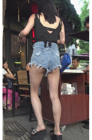 牛仔短裤高腰妹子