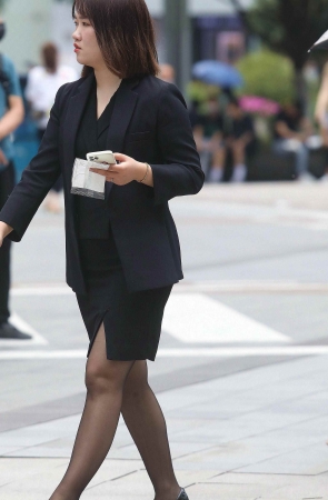 诱惑黑丝高跟街拍OL