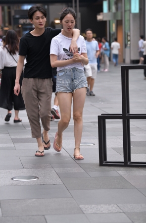 真的好喜欢这种热裤大白腿