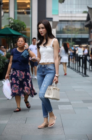 娇美的紧身性感美女