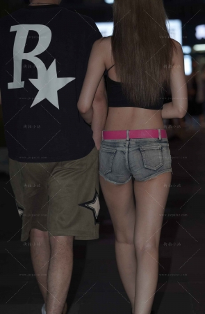 清凉的热裤小女友