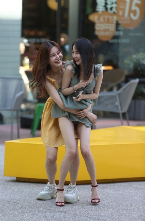 三里屯的一场闺蜜秀