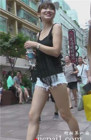 街拍白短热裤笑容灿烂美女逛服装店 [953 MB]