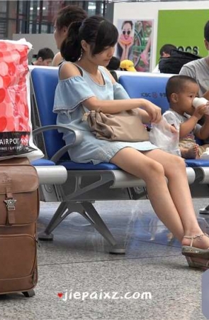 4K – 玉足凉鞋年轻妈妈 [1.59 GB/MP4]