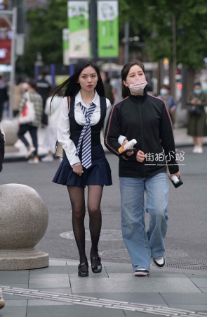 街拍黑丝小姐姐