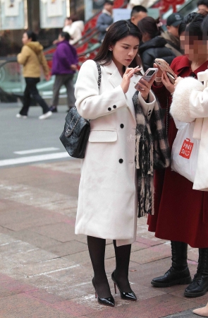 街拍黑丝高跟少妇