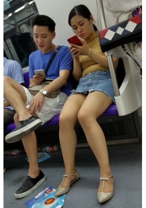 4K – 街拍牛仔短裙姑娘 [1.45 GB/MP4]