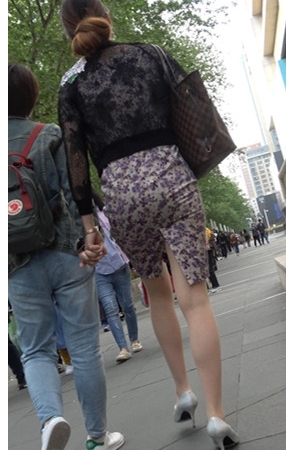 说悄悄话的花裙美女[900M/MP4]