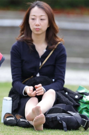 No885 起身前最后一刻拍到的少妇性感丝足，已足够撩拨人心