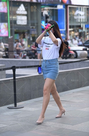 街拍牛仔短裙美腿美女