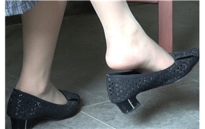 4k-风韵熟女的美足小平底鞋