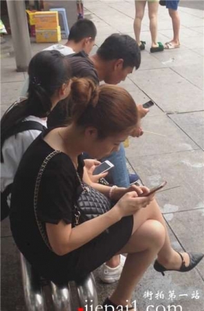 超有韵味的美腿尖嘴高跟鞋少妇公交站等车。