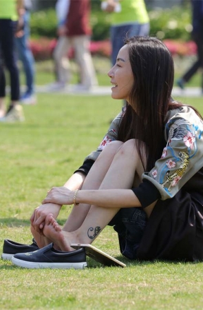 No1216 清纯甜美的长发少妇，当众抠脚也意境唯美