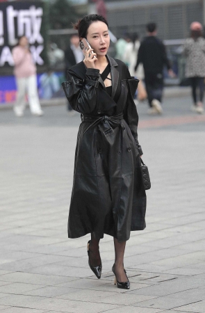 气质街拍黑丝高跟少妇