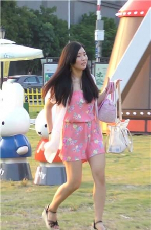 草地上牌照的粉色裙阳光女孩 [1.12 GB]