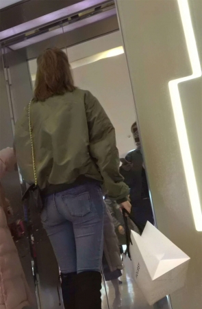 商场连拍3位紧身牛仔裤美女shopping