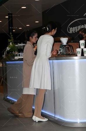 白裙肉丝礼仪小妹