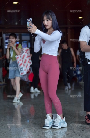 玩直播的甜美小姐姐  回头率真高