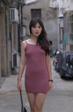 褐色包臀裙美女