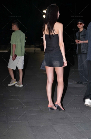 牛仔短裙美腿小姐姐