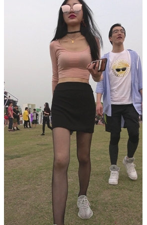 漂亮的黑丝露腰美女[949M/MP4]