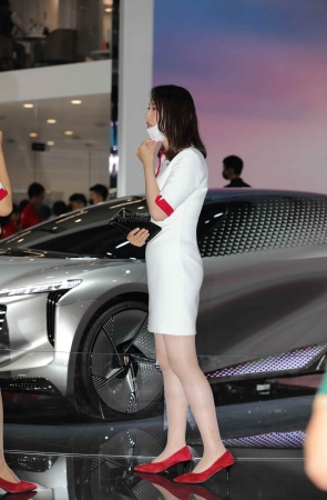 【街拍心灵】红旗车展礼仪街拍肉丝大长腿哇塞