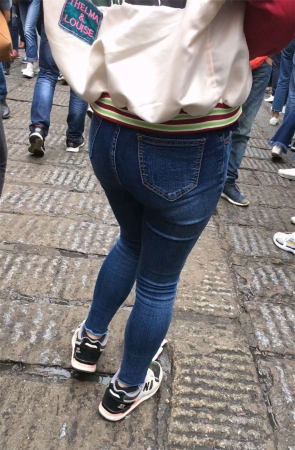 蓝色牛仔裤翘臀妹子