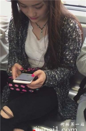 地铁上遇见玉足漂亮的美眉，小脚丫把鞋子塞满咯。